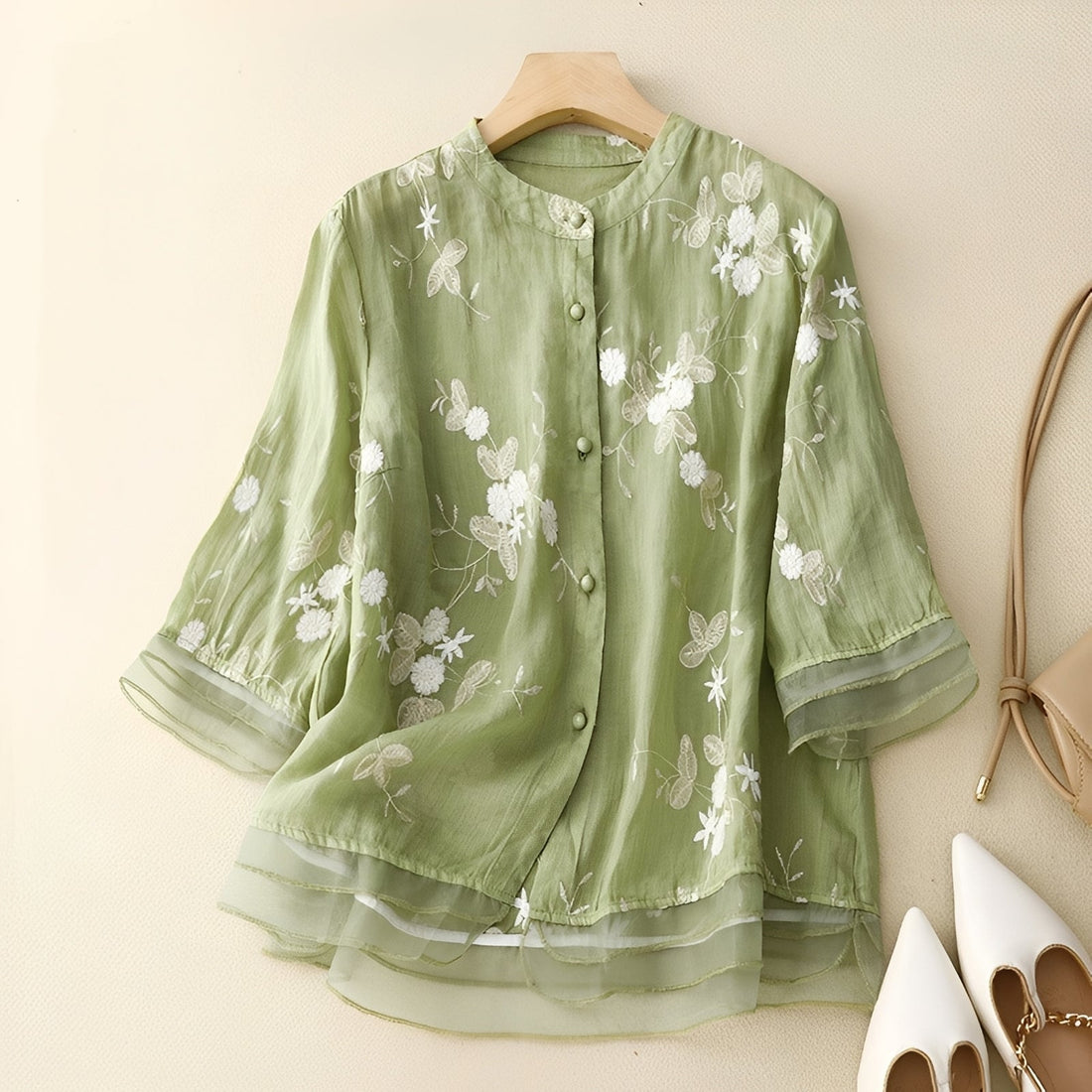 Christine - Elegante Damenbluse mit gestickten Blumen