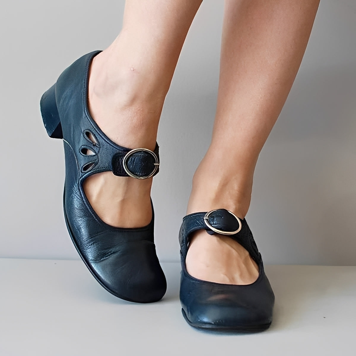 Navie - Bequeme Zehensandalen mit rundem Design